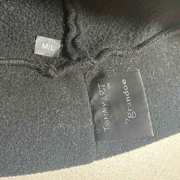 Black Cat Fleece knit hat - Picture 3 of 7